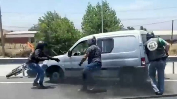 Registran violenta pelea entre conductores durante congestión por controles sanitarios