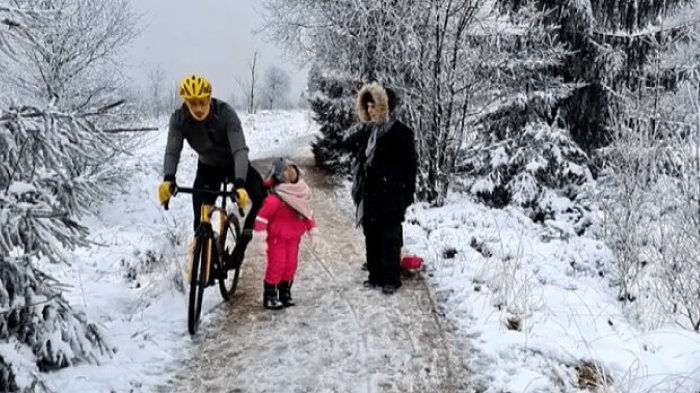 Ciclista empujó con su rodilla a niña de 5 años para poder pasar: Padres presentaron denuncia en su contra