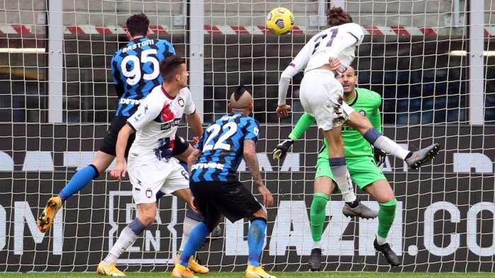 Inter con Arturo Vidal aplastó a Crotone de Luis Rojas en la Serie A