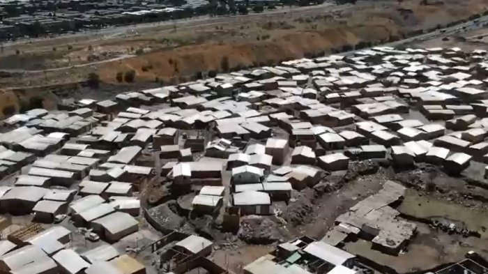 Miles de familias haitianas levantan sus casas en una toma ilegal sobre un antiguo vertedero