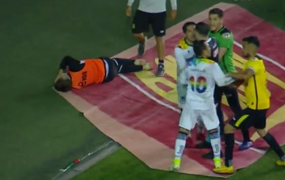 ¿Merecía expulsión? Delantero del Morning tiró al piso a pasapelotas que se demoró en devolver el balón