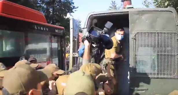 El momento exacto en que camarógrafo de CHV Noticias es detenido por Carabineros