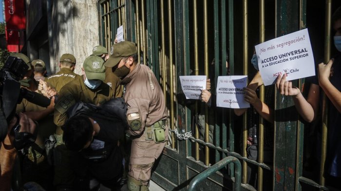 Carabineros detuvo a camarógrafo de CHV Noticias en manifestación de la ACES fuera del Mineduc