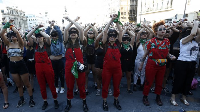 Juzgado decreta sobreseimiento de integrantes de Lastesis tras querella de Carabineros