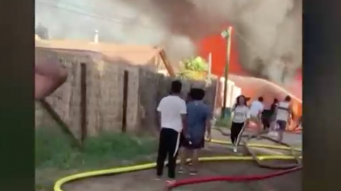 Cinco casas resultan quemadas por incendio originado en galpón de fábrica en Pudahuel