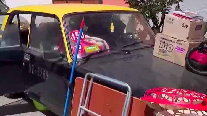 Mujer durmió en un taxi tras perder su vivienda: Denuncia desalojo irregular por parte del propietario