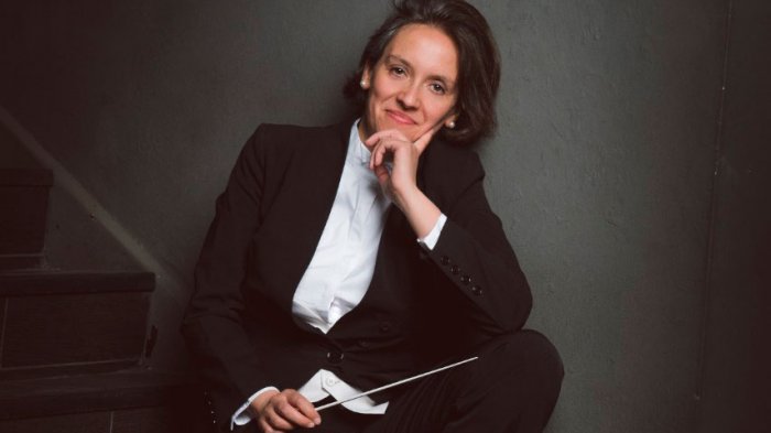 Conoce a Alejandra Urrutia, la primera directora de la Orquesta de Cámara del Municipal
