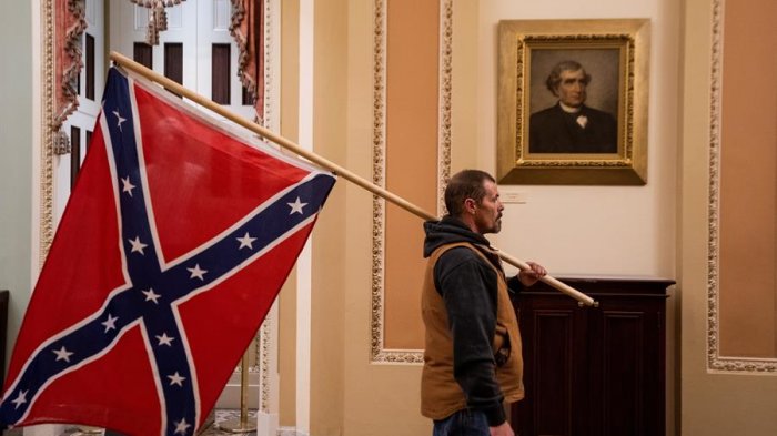Promotores de conspiraciones a supremacistas blancos: Los grupos que se tomaron el Capitolio