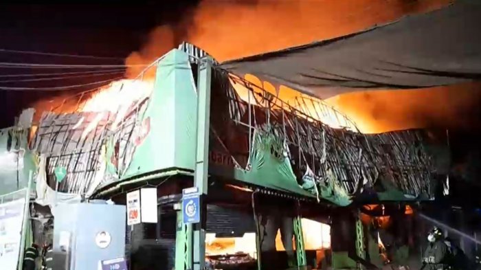 Incendio en Lo Valledor dejó con millonarias pérdidas a dueño de cadena de locales totalmente destruida