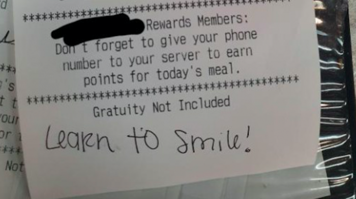 Camarero que usaba mascarilla recibió un criticado mensaje: 