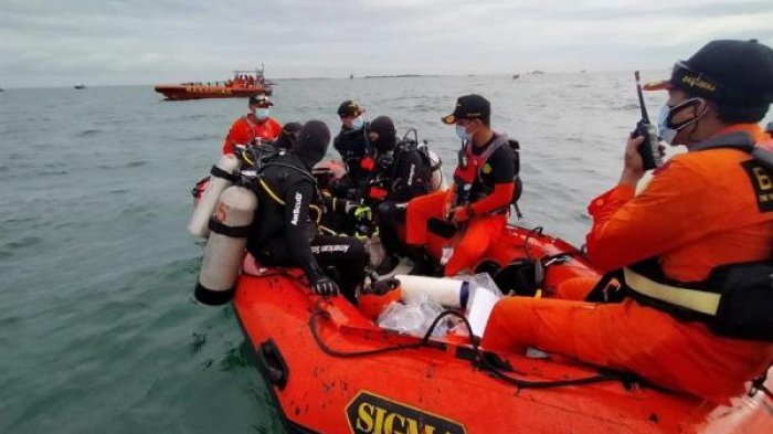 Indonesia: Hallan restos del avión comercial precipitado al mar con 62 personas a bordo