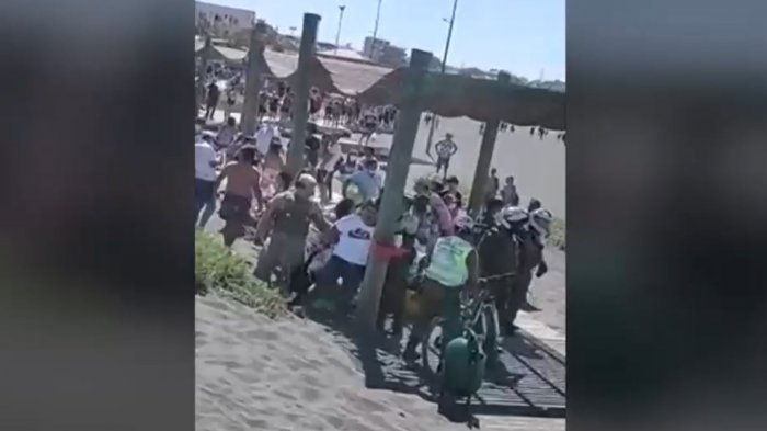 Carabineros fueron agredidos por centenar de personas en Pichilemu mientras fiscalizaban la playa