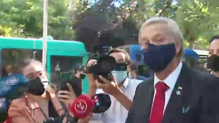 Manifestantes increpan a J.A. Kast en el Servel durante inscripción de listas