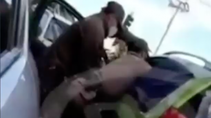 Habría mordido a un oficial: Conductora en presunto estado de ebriedad trató de escapar de Carabineros