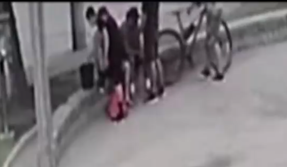 Alertan nueva forma de robar bicicletas: Delincuentes armados llegan en autos y atacan a sus víctimas en plazas