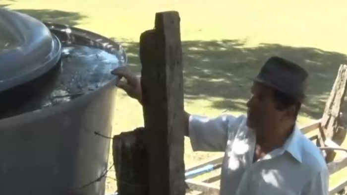 Familia enfrenta dramática realidad en Los Ríos: Vecinos les cerraron el único camino por donde accedían al agua potable