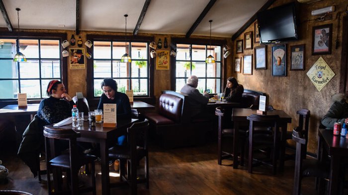 Bares y restaurantes podrán reproducir música: Prohibición quedará como una recomendación