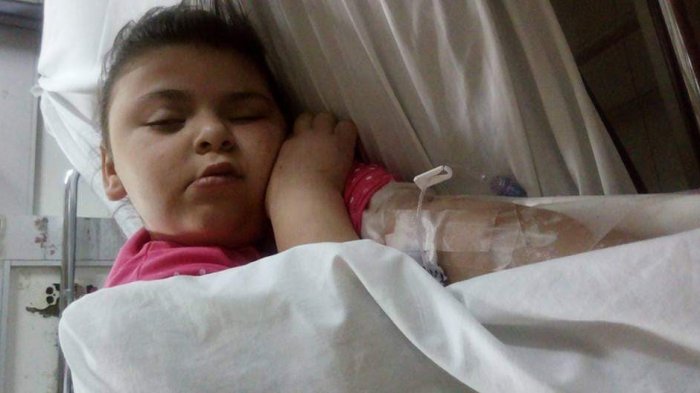 Pagar las cuentas o comer: Padres de niña con rara enfermedad piden trabajo para costear tratamiento