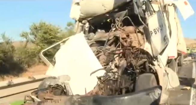Cabina quedó completamente destrozada: Impactante choque de camiones en Lampa