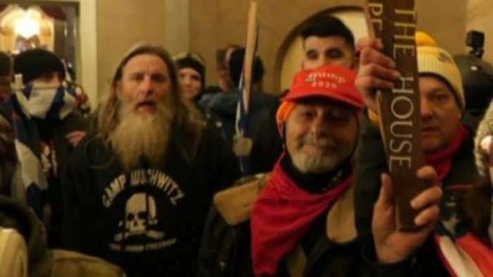 Detuvieron al hombre con polera del campo concentración de Auschwitz que irrumpió en el Capitolio