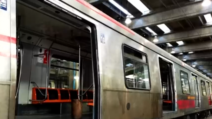Vuelven a operar los trenes del Metro que fueron vandalizados tras el estallido social
