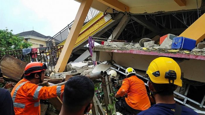 Fuerte sismo sorprendió en la madrugada a Indonesia: Van 34 muertos y más de 600 heridos