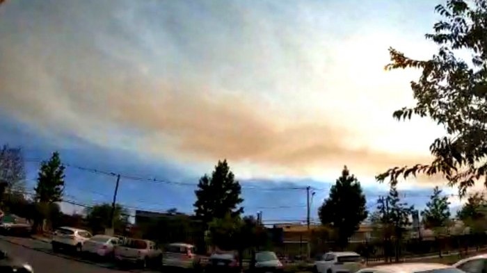 Nube de incendio forestal en Quilpué se desplazó hacia Santiago