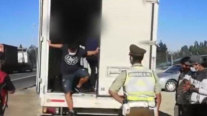 Una familia completa fue descubierta intentando evadir un control sanitario ocultos en un camión
