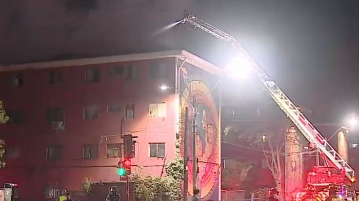 Incendio en techumbre obliga a la evacuación de 40 departamentos en edificio de San Miguel