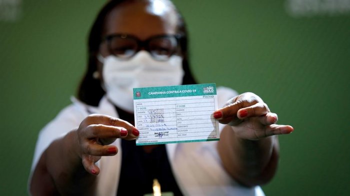 Una enfermera fue la primera vacunada contra el COVID-19 en Brasil con dosis de Sinovac