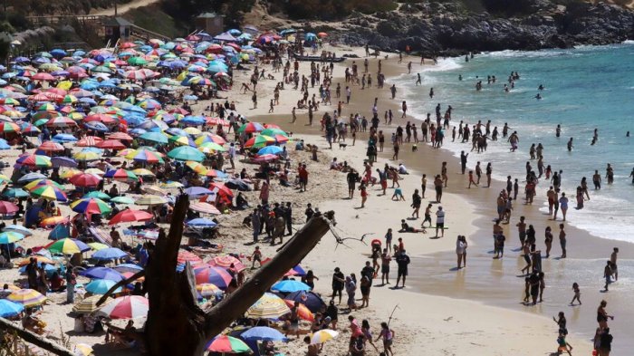 Armada debió intervenir ante desborde de público en playa El Canelo pese al COVID-19