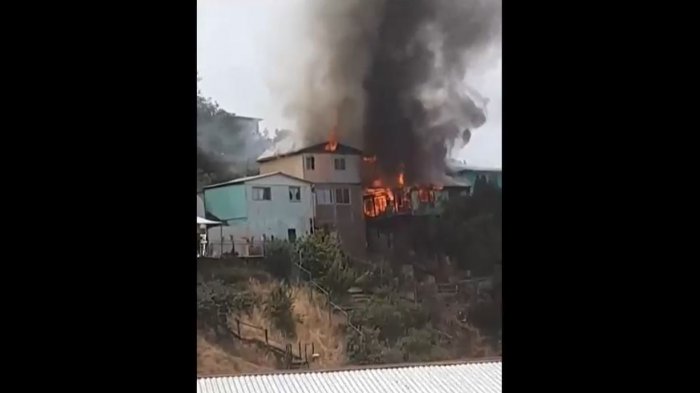 Incendio en cerro Toro de Valparaíso: Se reportan dos viviendas destruidas