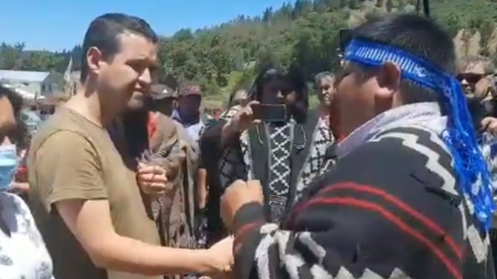 Padre de Camilo Catrillanca recibe a familia de funcionario de la PDI fallecido: 