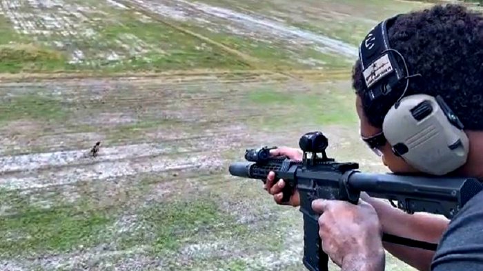 Fuertes críticas contra campeón de la UFC que acribilló a un jabalí desde un helicóptero