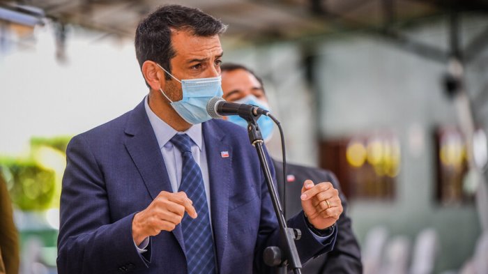 Gobierno estudia trabajos voluntarios para infractores que participan en fiestas clandestinas