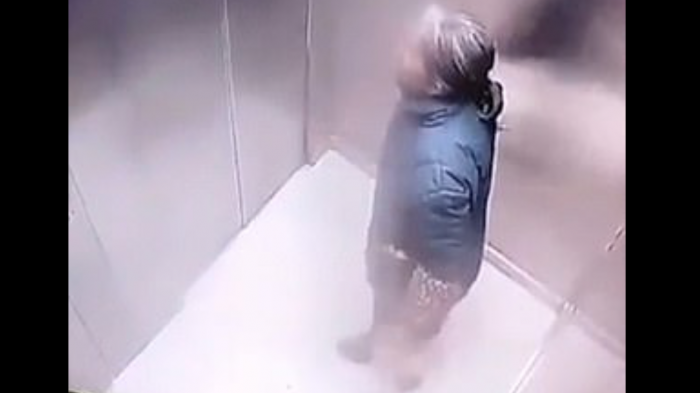 En pleno rebrote del COVID-19: Anciana escupe su mano y lanza sus flemas a la puerta de un ascensor