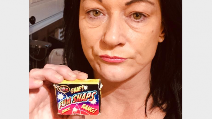 Comió fuegos artificiales pensando que eran caramelos: Quedó con graves quemaduras y dientes quebrados