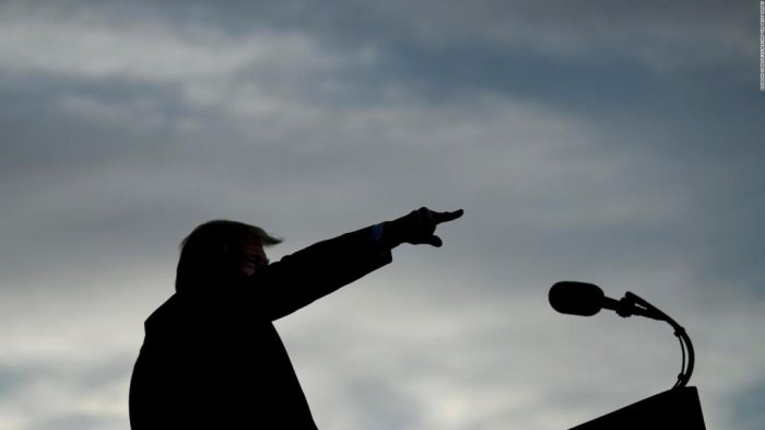 En su último discurso, Trump promete volver 