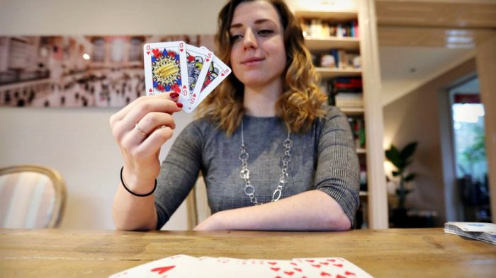 Nada de reyes o reinas: Joven reinventa la baraja con unos naipes de género neutro