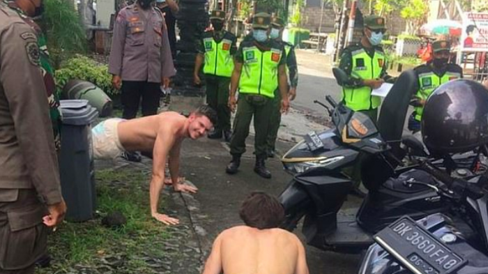Extranjeros que no usan mascarillas son obligados a hacer flexiones en Indonesia