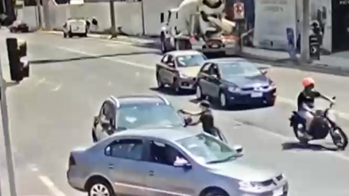 Persecución en autopista tras robo de dos autos deja a un adolescente de 16 años detenido