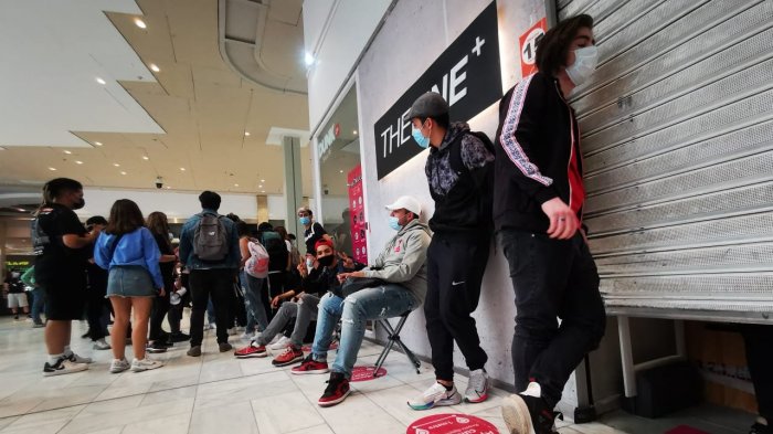 Caos en mall Plaza Vespucio: Cientos de jóvenes llegaron al lanzamiento de zapatillas - Chilevisión
