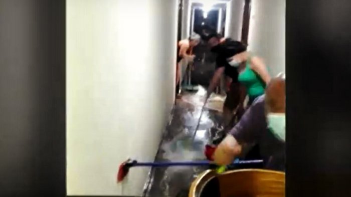 Vecinos afectados por inusual inundación en edificio de Santiago: “El agua era tan caliente que quemaba”