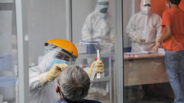 Nueva Zelandia confirmó caso de COVID-19 con la variante sudafricana: Paciente había dado dos veces negativo