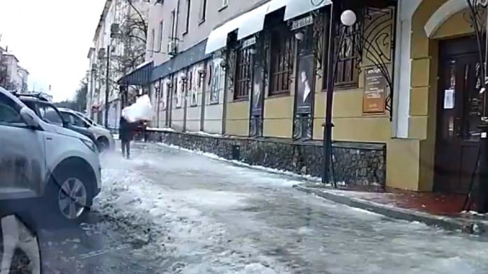 Mujer salva por centímetros de ser golpeada por enorme bloque de hielo que cayó desde un techo