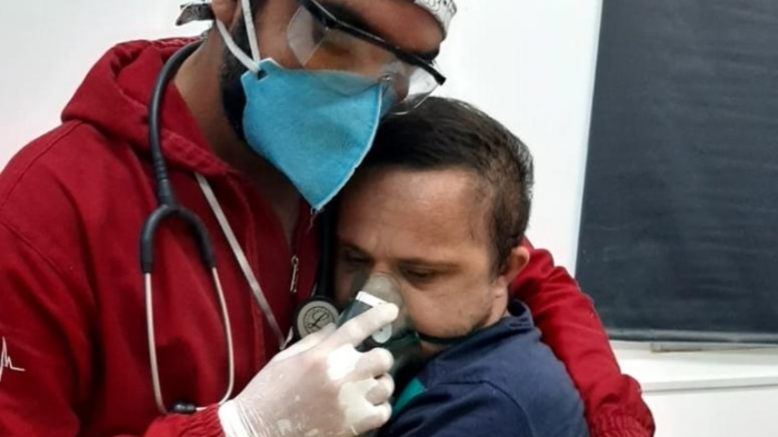 Enfermero abraza a paciente con síndrome de Down y COVID-19 positivo para suministrarle tratamiento de oxígeno