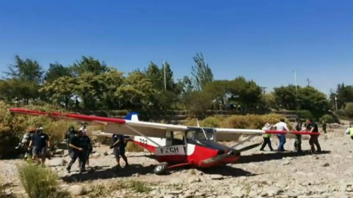 Avioneta de la Fuerza Aérea realizó aterrizaje de emergencia en el lecho del río Mapocho en Vitacura