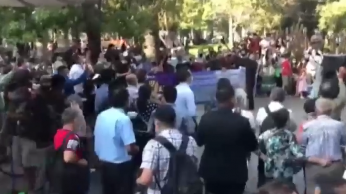 “Si no se muere de coronavirus, de algo se va a morir”: Culto religioso reunió a unas 100 personas en Santiago