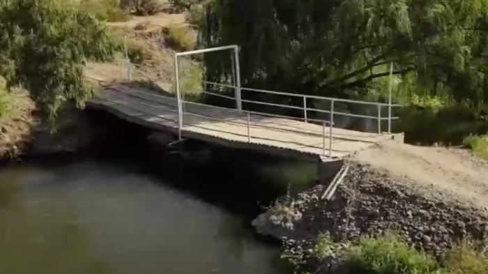 Vecinos de Villa Alegre construyen puente tras no ser escuchados: Cruzaban el río con botes y carretas
