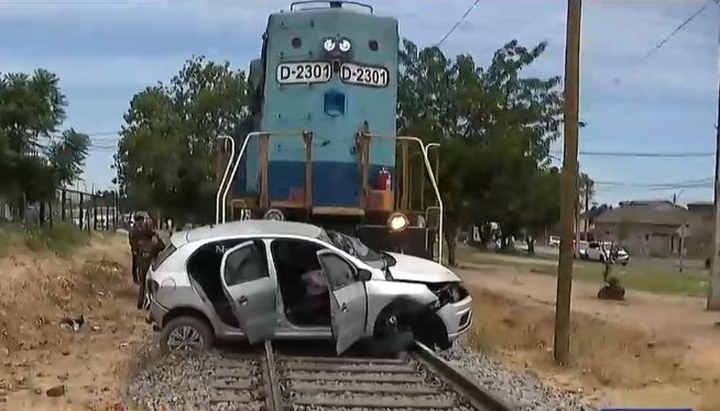 Conductor se salvó de milagro: Tren de carga impactó con auto que arrastró por más de 300 metros